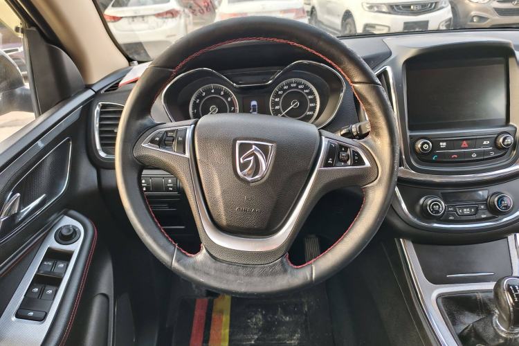 Used Baojun 560 2015 1.8L manual luxury version Interior 2