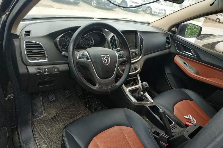 Used Baojun 560 2015 1.8L Manual Elite Edition Interior 3