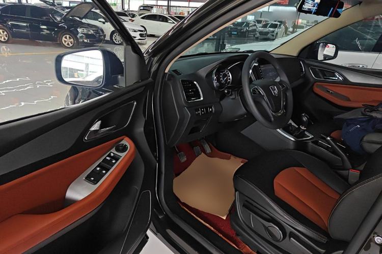 Used Baojun 560 2015 1.8L Manual Elite Edition Interior 3
