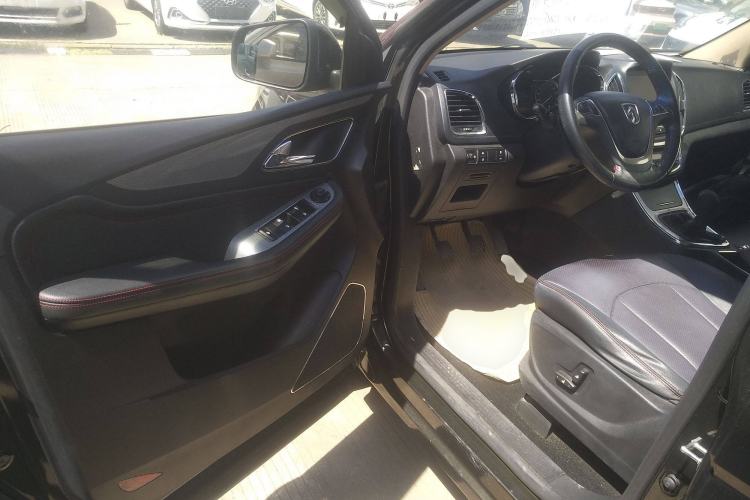 Used Baojun 560 2015 1.8L manual luxury version Interior 3