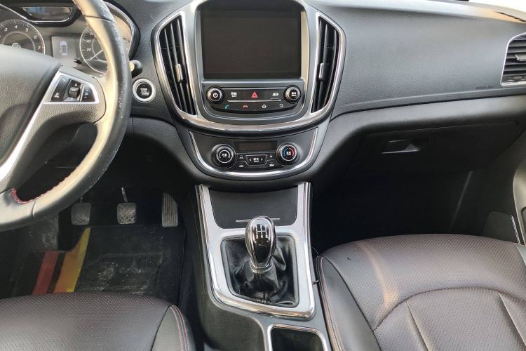 Used Baojun 560 2015 1.8L manual luxury version Interior 3
