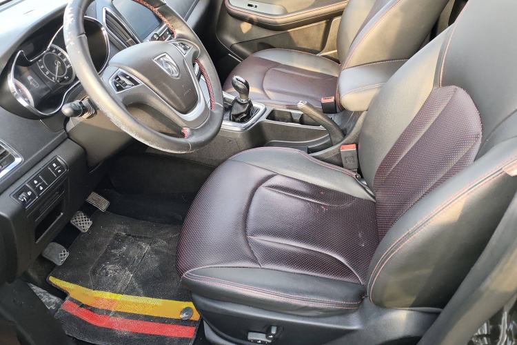 Used Baojun 560 2015 1.8L manual luxury version Interior 4
