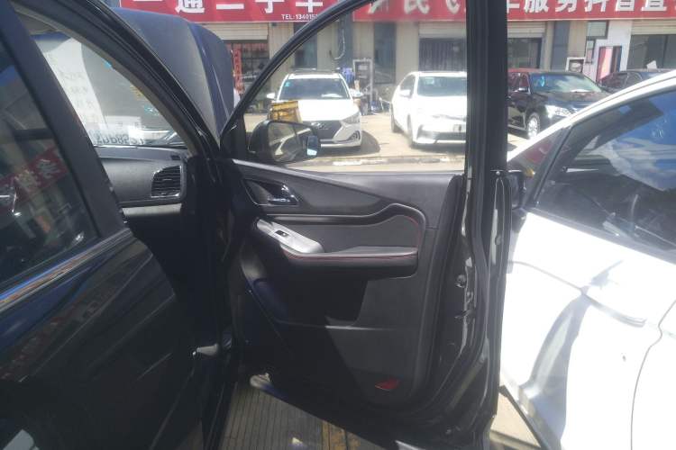 Used Baojun 560 2015 1.8L manual luxury version Interior 5