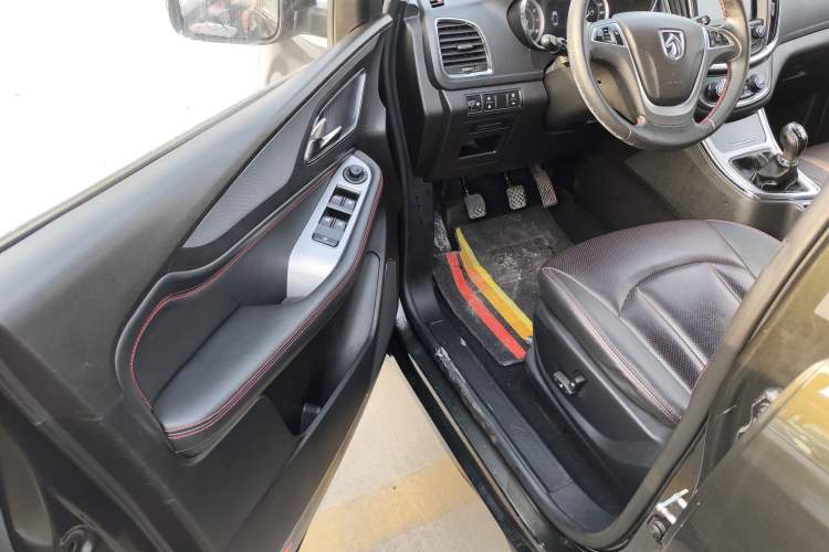 Used Baojun 560 2015 1.8L manual luxury version Interior 5