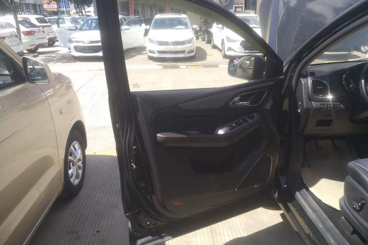 Used Baojun 560 2015 1.8L manual luxury version Interior 7