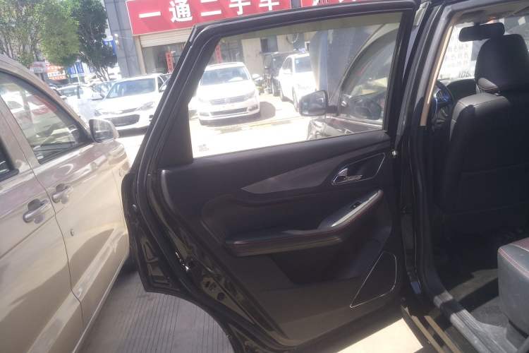 Used Baojun 560 2015 1.8L manual luxury version Interior 8