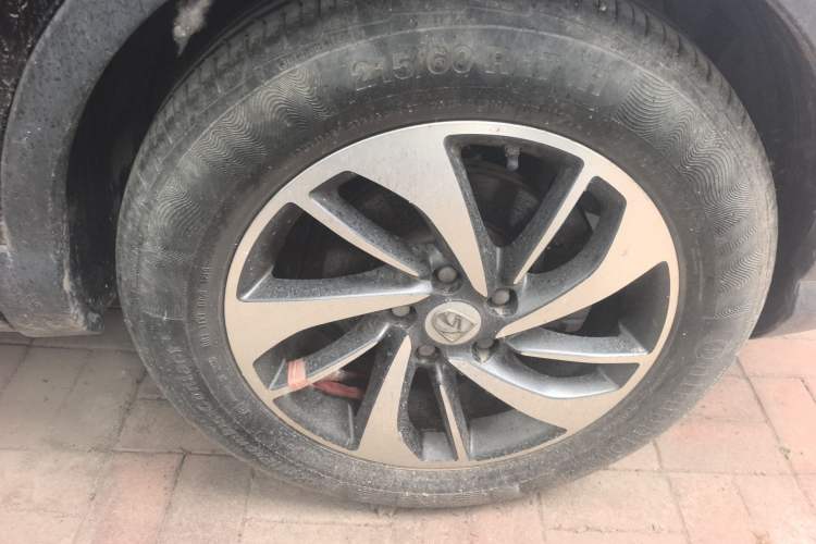 Used Baojun 560 2015 1.8L manual luxury version Right Front Wheel Hub