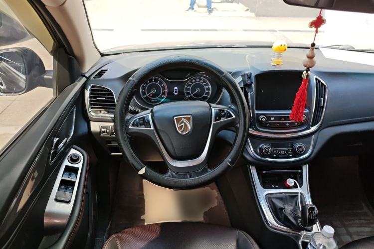 Used Baojun 560 2015 1.8L manual luxury version Steering Wheel