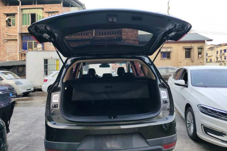 Used Baojun 560 2015 1.8L manual Comfort trim level Trunk