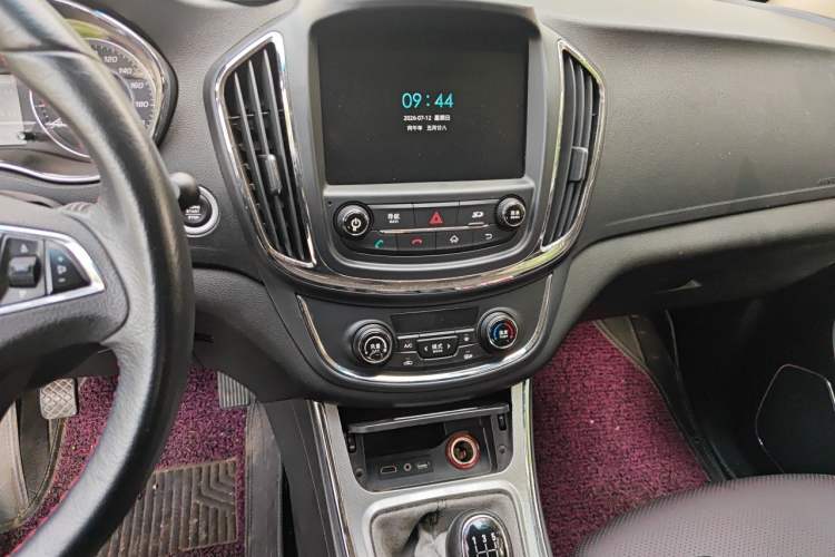Used Baojun 560 2015 1.8L manual luxury version Audio And AC Panel