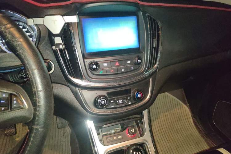 Used Baojun 560 2015 1.8L manual luxury version Audio And AC Panel