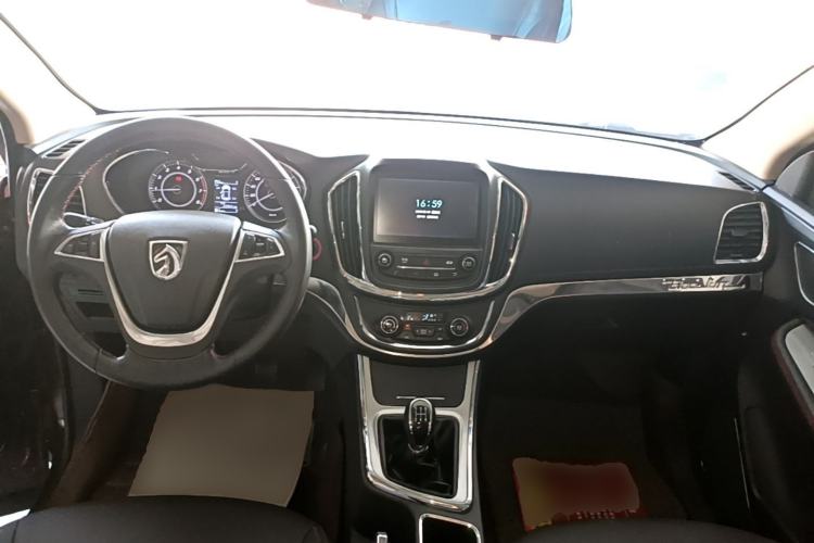 Used Baojun 560 2015 1.8L manual luxury version Center Console