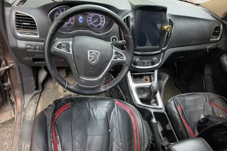 Used Baojun 560 2015 1.8L manual luxury version Center Console