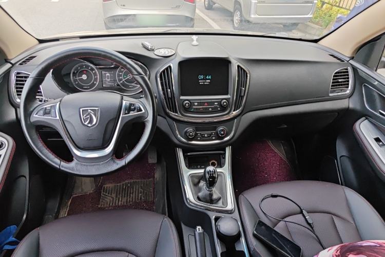 Used Baojun 560 2015 1.8L manual luxury version Center Console