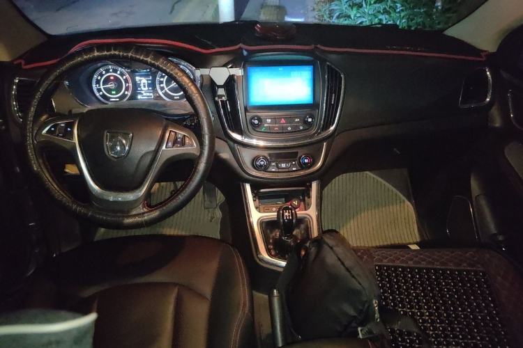 Used Baojun 560 2015 1.8L manual luxury version Center Console