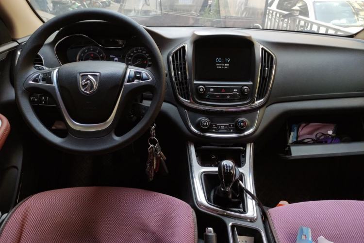 Used Baojun 560 2015 1.8L Manual Elite Edition Center Console