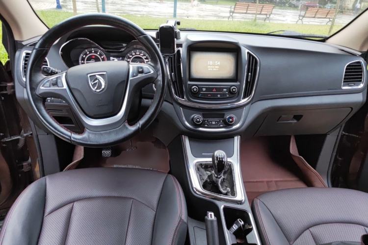 Used Baojun 560 2015 1.8L manual luxury version Center Console