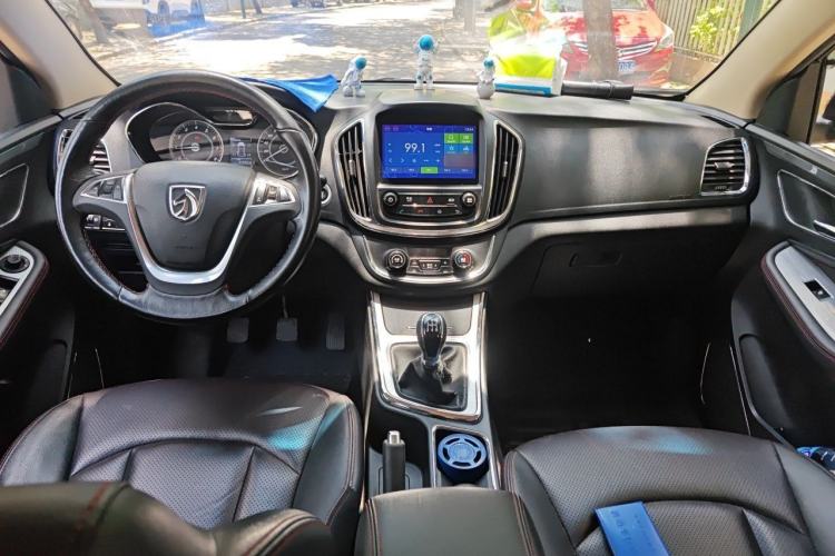Used Baojun 560 2015 1.8L manual luxury version Center Console