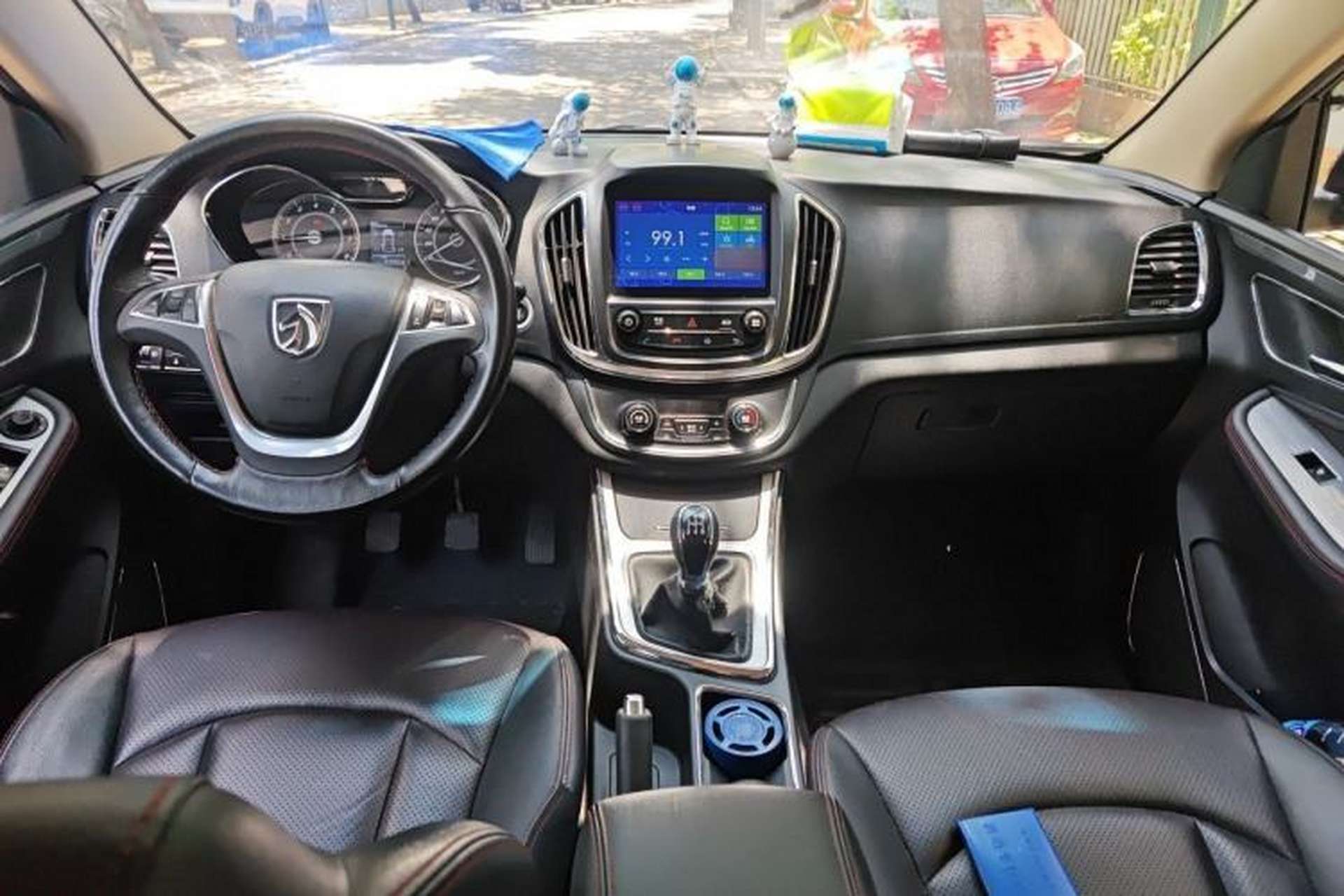Used Baojun 560 2015 1.8L manual luxury version Center Console