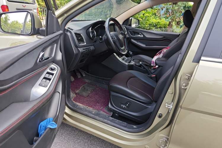 Used Baojun 560 2015 1.8L manual luxury version Driver Seat