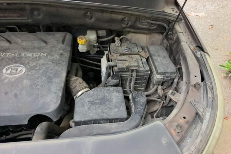 Used Baojun 560 2015 1.8L manual luxury version Engine Bay Left