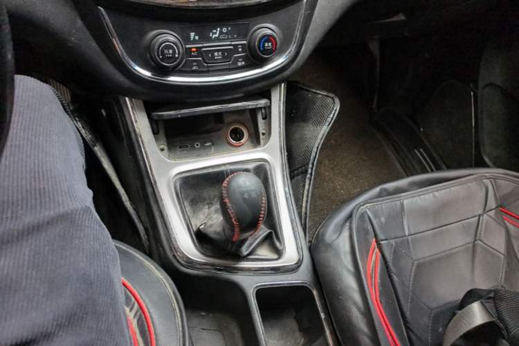 Used Baojun 560 2015 1.8L manual luxury version Gear Lever
