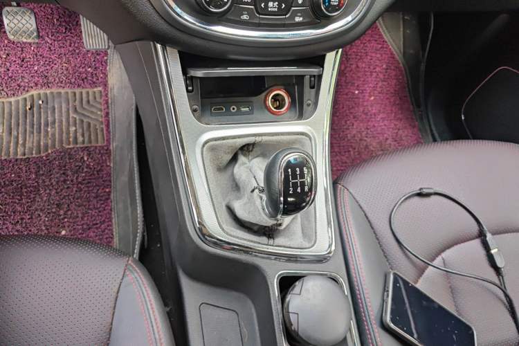 Used Baojun 560 2015 1.8L manual luxury version Gear Lever