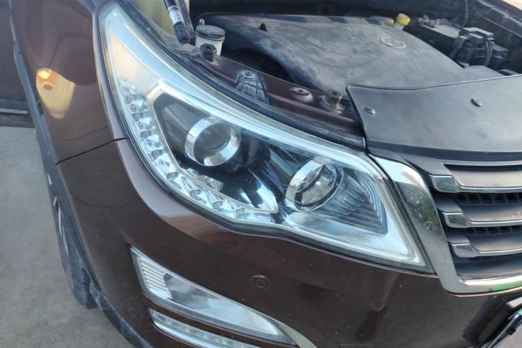 Used Baojun 560 2015 1.8L manual luxury version Right Front Headlight