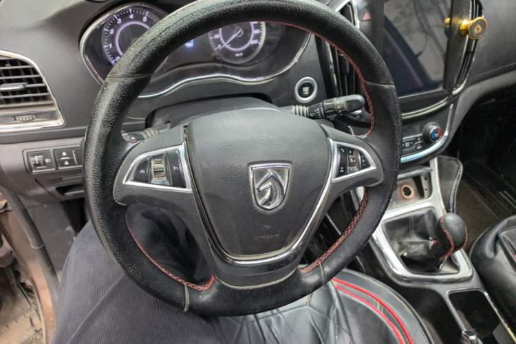 Used Baojun 560 2015 1.8L manual luxury version Steering Wheel