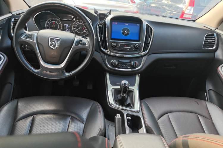 Used Baojun 560 2015 1.8L manual luxury version Center Console