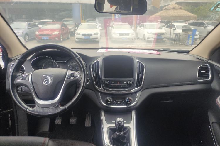 Used Baojun 560 2015 1.8L manual luxury version Center Console
