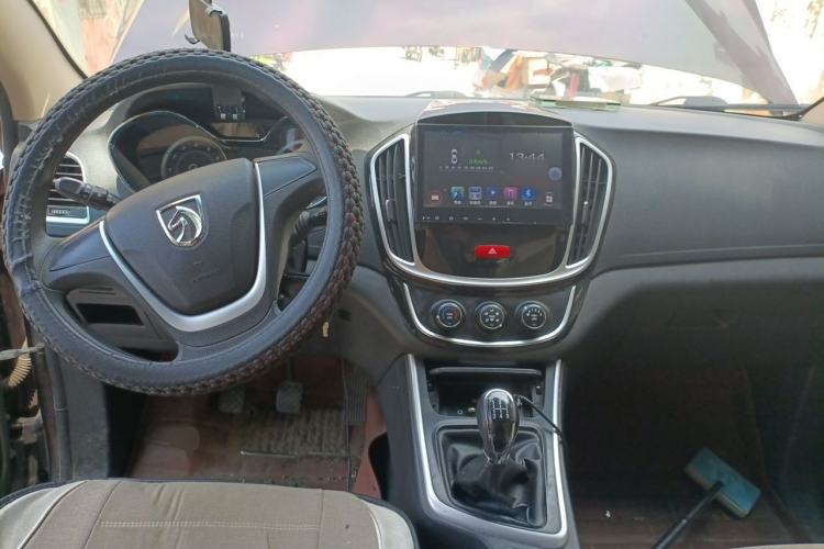 Used Baojun 560 2015 1.8L Manual Elite Edition Center Console