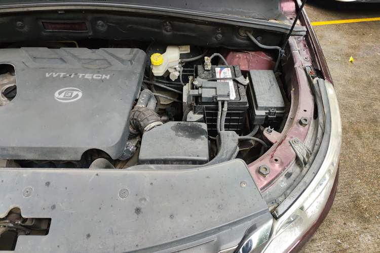 Used Baojun 560 2015 1.8L Manual Elite Edition Engine Bay Left