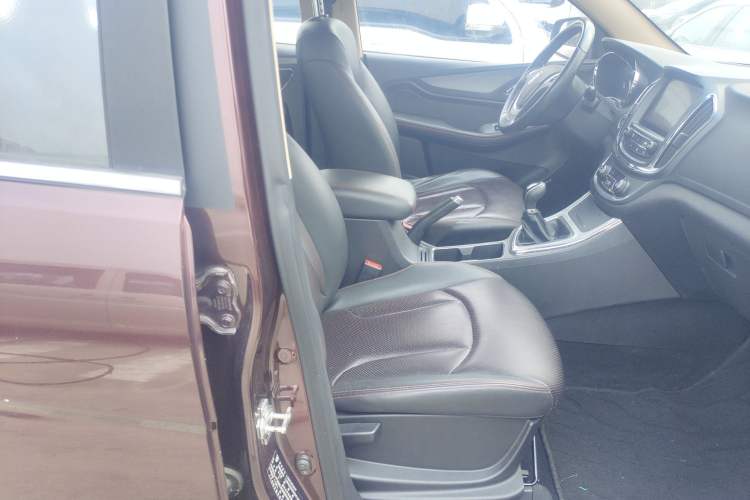 Used Baojun 560 2015 1.8L manual luxury version Right Front Seat