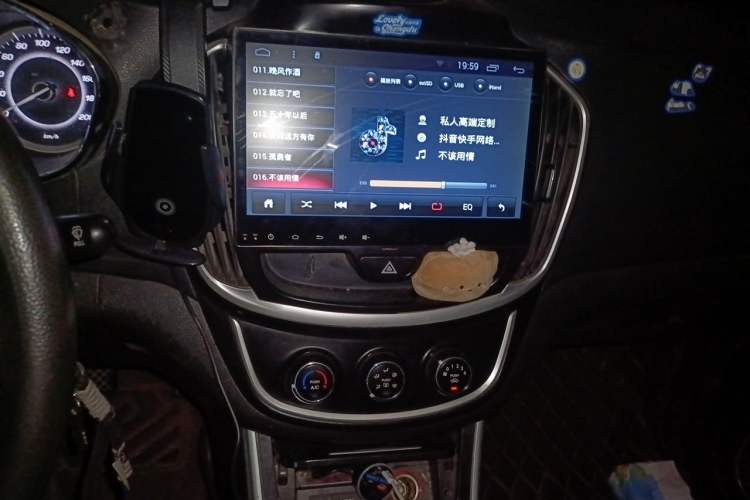 Used Baojun 560 2015 1.8L manual Comfort trim level Audio And AC Panel