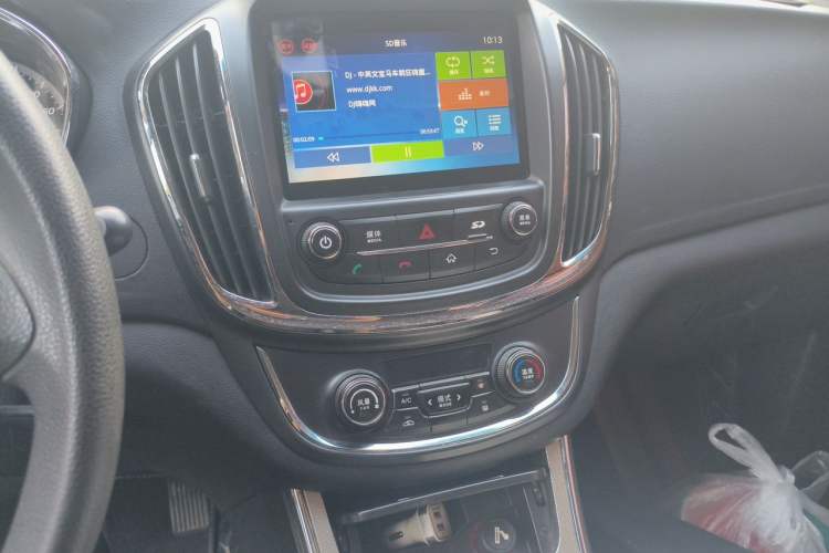 Used Baojun 560 2015 1.8L Manual Elite Edition Audio And AC Panel