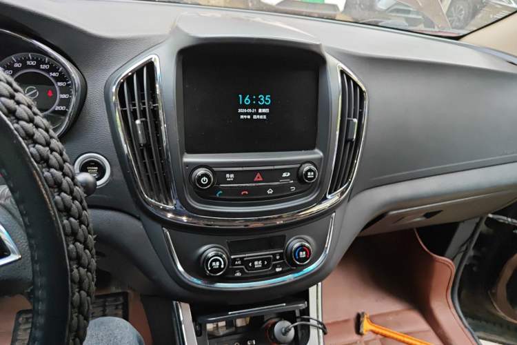 Used Baojun 560 2015 1.8L manual luxury version Audio And AC Panel
