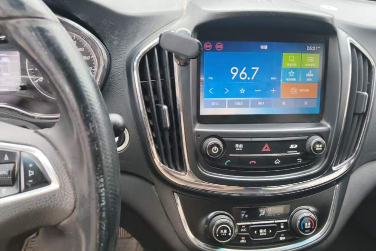 Used Baojun 560 2015 1.8L manual luxury version Audio And AC Panel