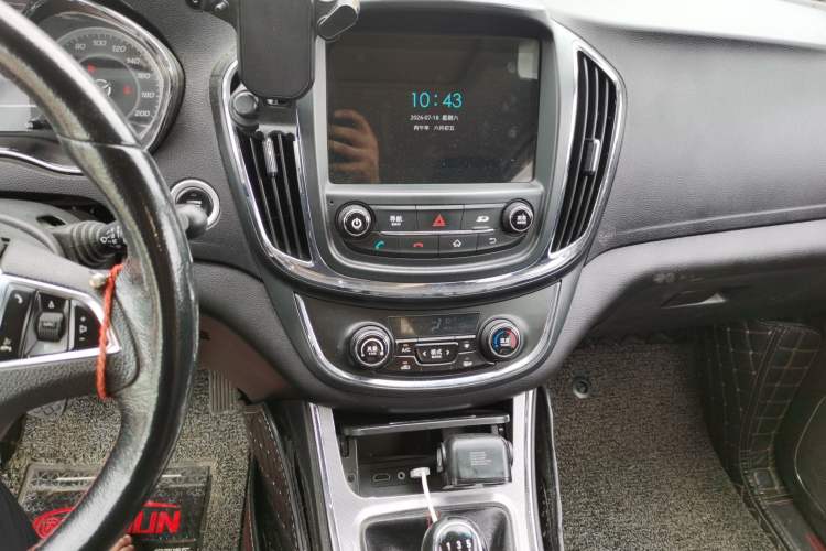 Used Baojun 560 2015 1.8L manual luxury version Audio And AC Panel