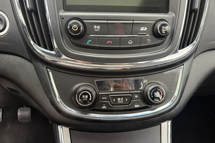 Used Baojun 560 2015 1.8L manual luxury version Audio And AC Panel