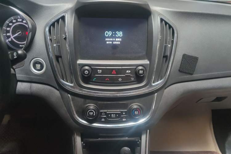 Used Baojun 560 2015 1.8L manual luxury version Audio And AC Panel