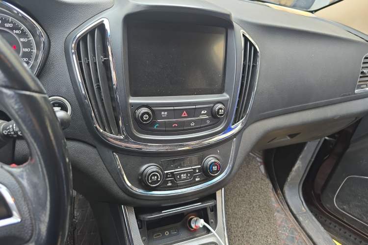 Used Baojun 560 2015 1.8L manual luxury version Audio And AC Panel