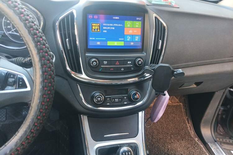Used Baojun 560 2015 1.8L manual luxury version Audio And AC Panel
