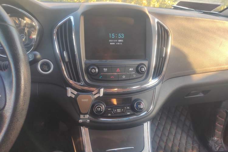 Used Baojun 560 2015 1.8L manual luxury version Audio And AC Panel