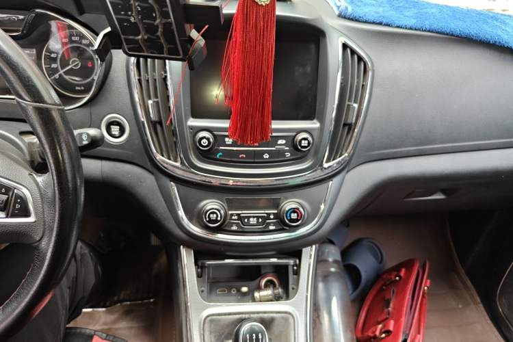 Used Baojun 560 2015 1.8L manual luxury version Audio And AC Panel