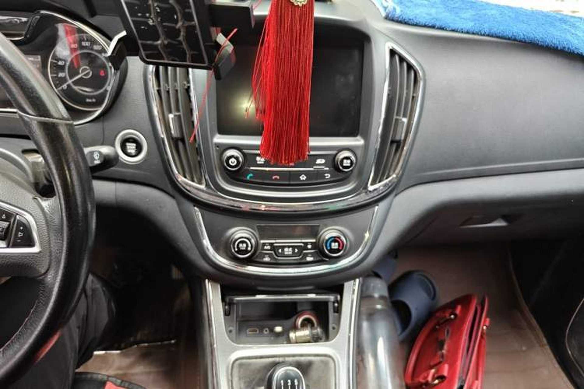 Used Baojun 560 2015 1.8L manual luxury version Audio And AC Panel