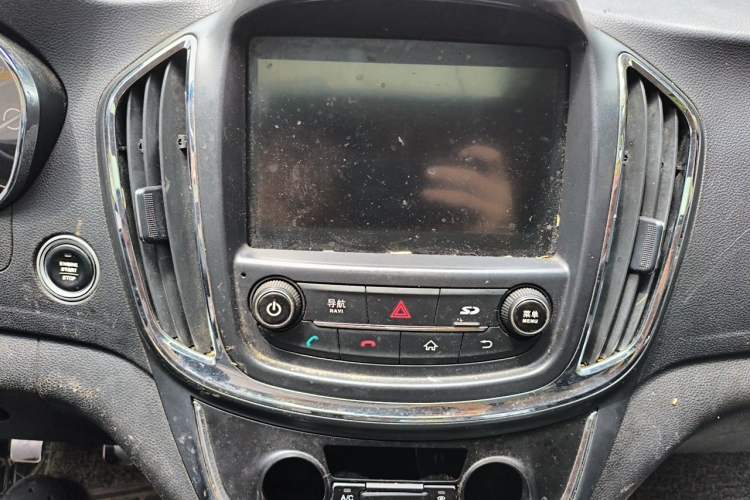 Used Baojun 560 2015 1.8L manual luxury version Audio And AC Panel