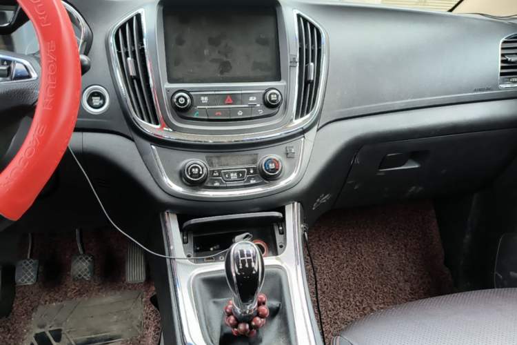 Used Baojun 560 2015 1.8L manual luxury version Audio And AC Panel