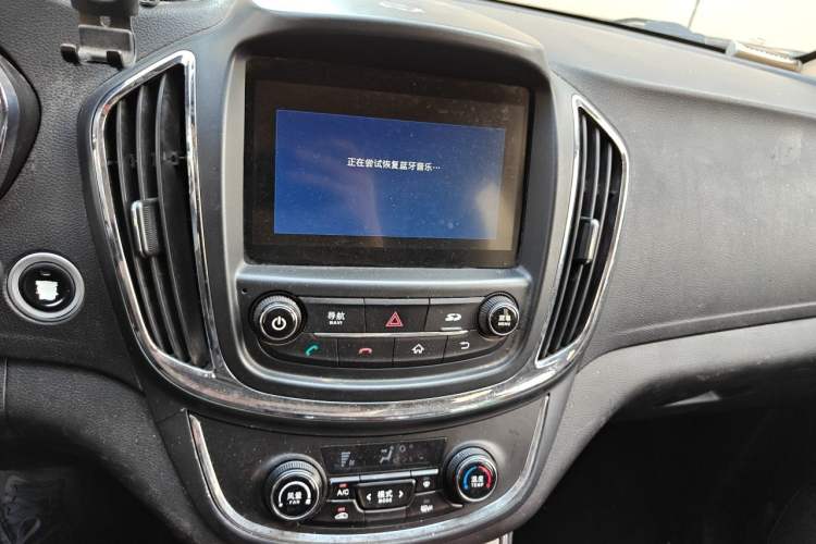 Used Baojun 560 2015 1.8L manual luxury version Audio And AC Panel