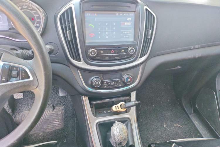 Used Baojun 560 2015 1.8L Manual Elite Edition Audio And AC Panel